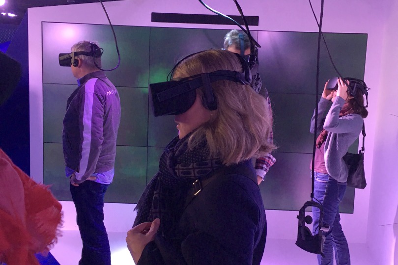 Jumping over rooftops with virtual reality glasses